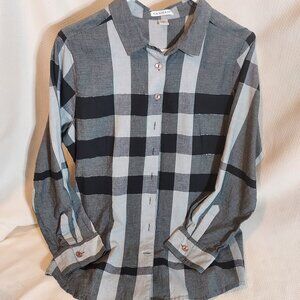 CHECKERED BLACK/GRAY/WHITE BUTTON FRONT SHIRT BY HANNAH. SIZE LARGE